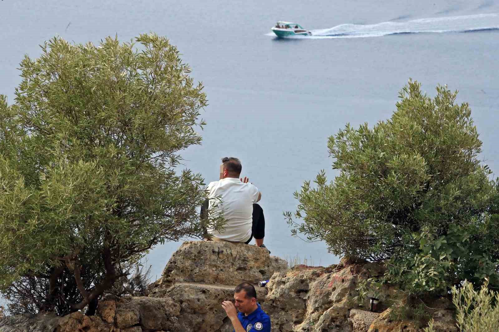 biri olumun ucunda digerleri manzara keyfinde 0 QDytIp2z