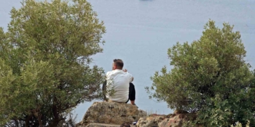 biri-olumun-ucunda-digerleri-manzara-keyfinde-LbayCUhs.jpg