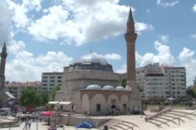 Esenyurt Sanat Merkezi usta sanatçı Devrim Erbil sergisiyle sanatseverlere kapılarını açtı 1 thumbnail