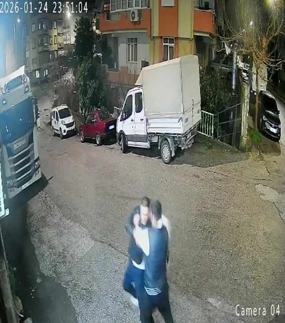 Birlikte alkol alırken tartıştığı arkadaşını ayrıldıktan sonra çağırıp bıçakla ağır yaraladı 4 birlikte alkol alirken tartistigi arkadasini ayrildiktan sonra cagirip bicakla agir yaraladi 0 ARWb3DyG