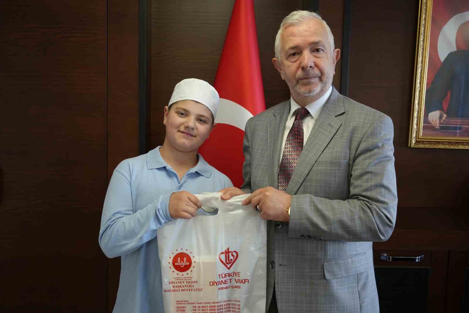 birlikte hafiz oldugu annesine gozyaslariyla tesekkur etti 4 lcdhMSmm
