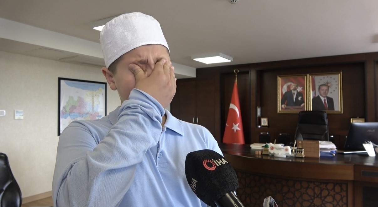 birlikte hafiz oldugu annesine gozyaslariyla tesekkur etti 5 qvIgSgWX
