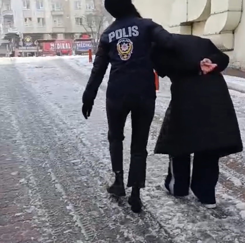 Birlikte oldukları iş adamlarının görüntülerini kaydederek şantaj yapan çete çökertildi 5 birlikte olduklari is adamlarinin goruntulerini kaydederek santaj yapan cete cokertildi 1 zqPk6Pp3