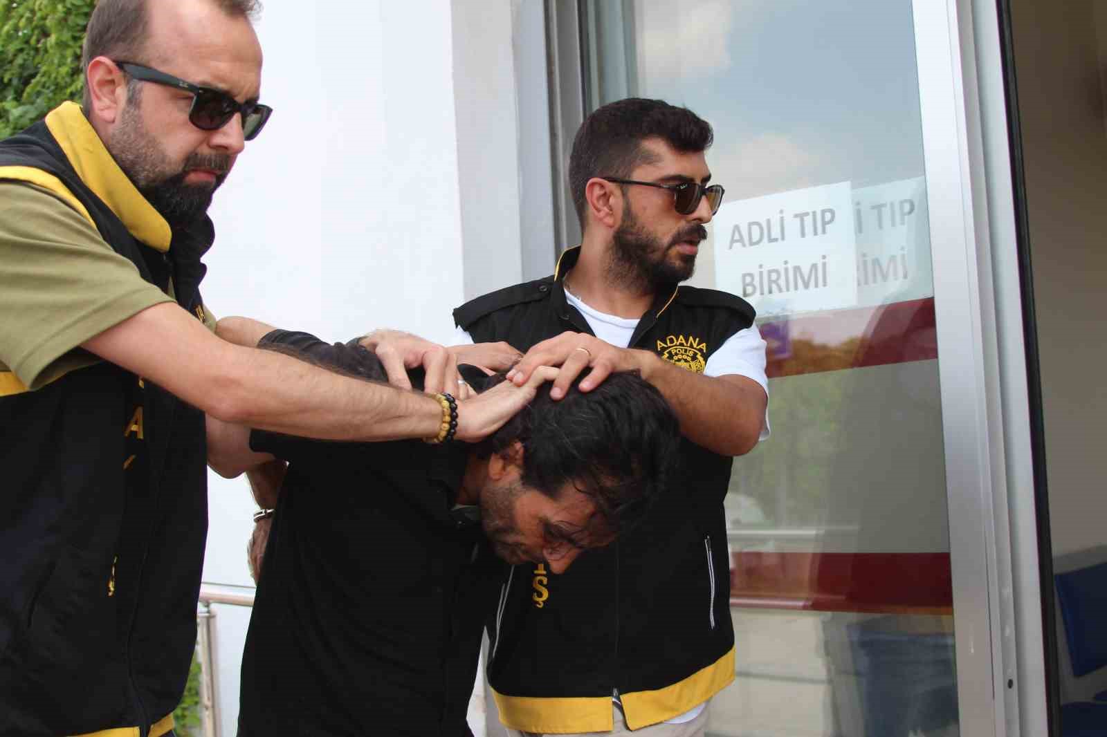 birlikte yasadigi kadini cekicle darbedip bogazindan bicaklamisti surekli disari cikip baskalariyla gorusuyordu 0 VWV7Wt4T