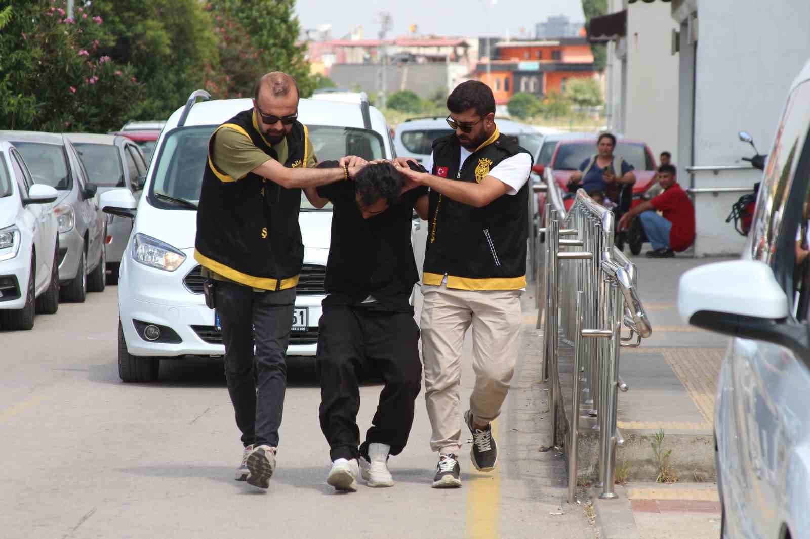 birlikte yasadigi kadini cekicle darbedip bogazindan bicaklamisti surekli disari cikip baskalariyla gorusuyordu 1 2IkDjvYh