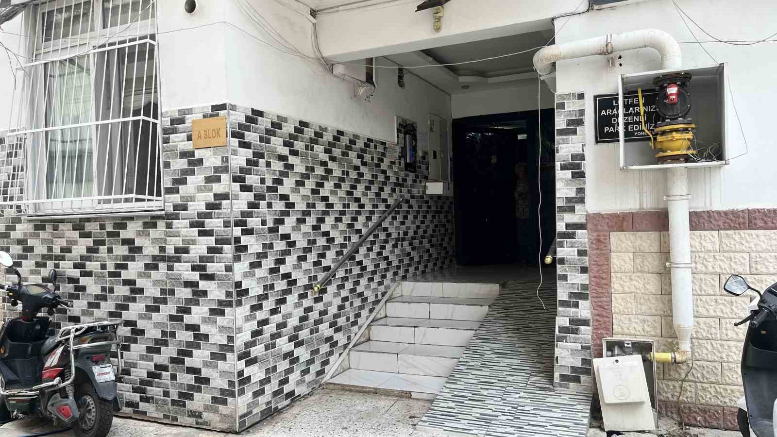 birlikte yasadigi kadini cekicle darbedip bogazindan bicaklamisti surekli disari cikip baskalariyla gorusuyordu 3 N9sMRsC2
