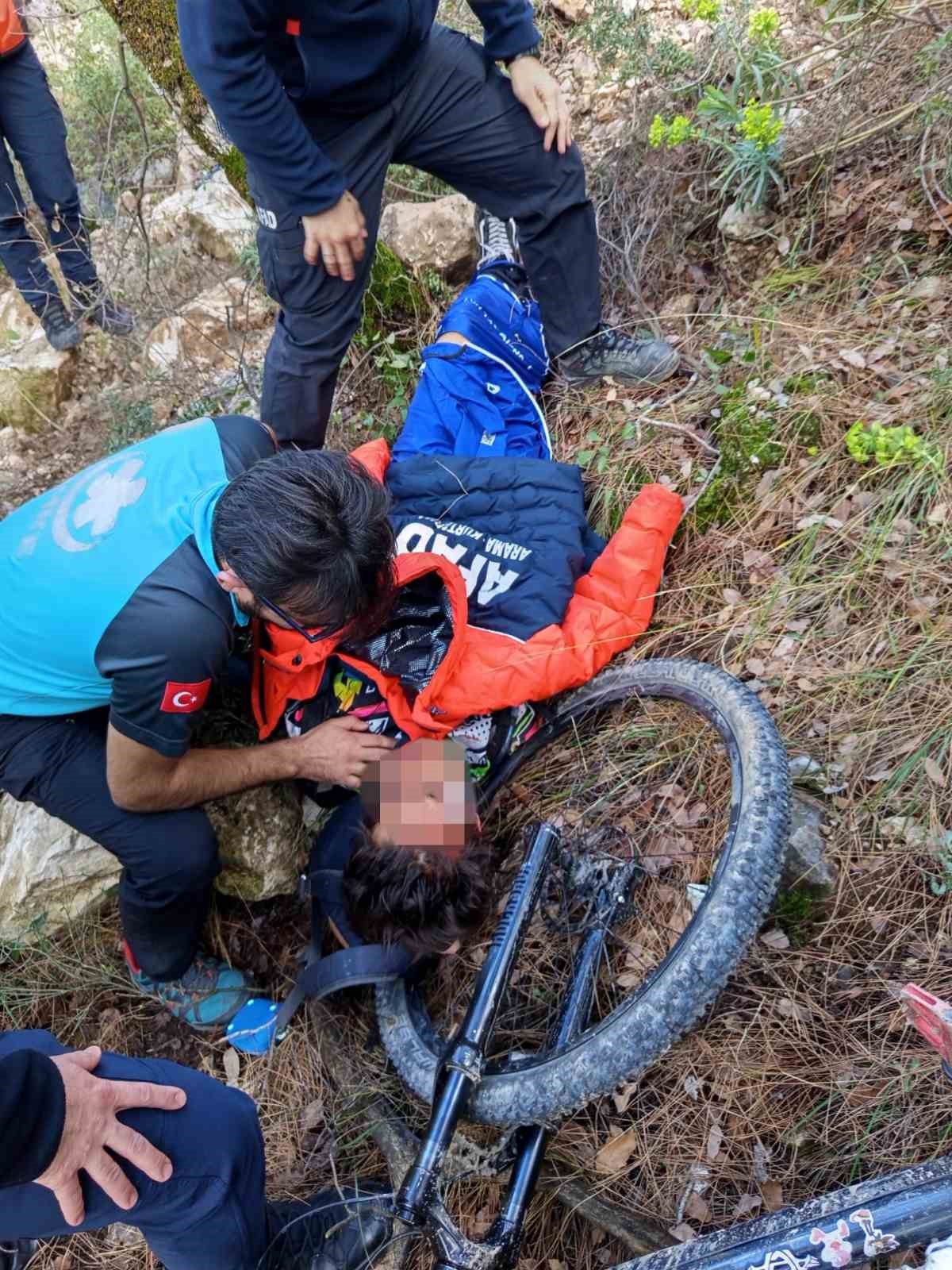 Bisiklet sürücüsü 10 metrelik şarampole yuvarlandı 4 bisiklet surucusu 10 metrelik sarampole yuvarlandi 0 NhJkMjX6