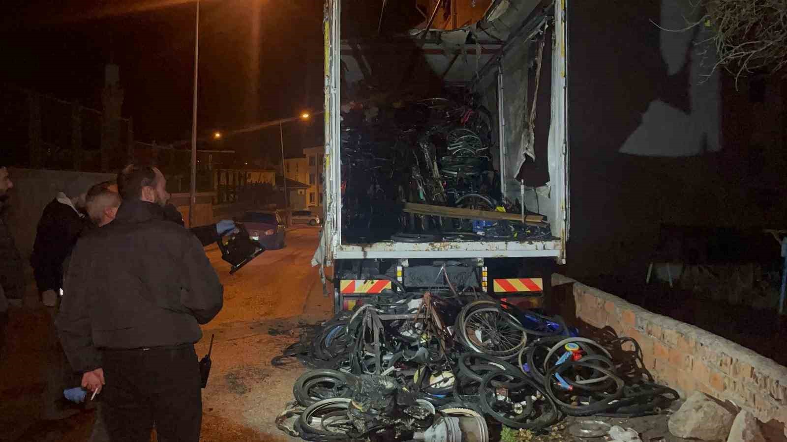 bisiklet yuklu kamyonda cikan yanginin sebebi arastiriliyor 0 yOjPdVJ4