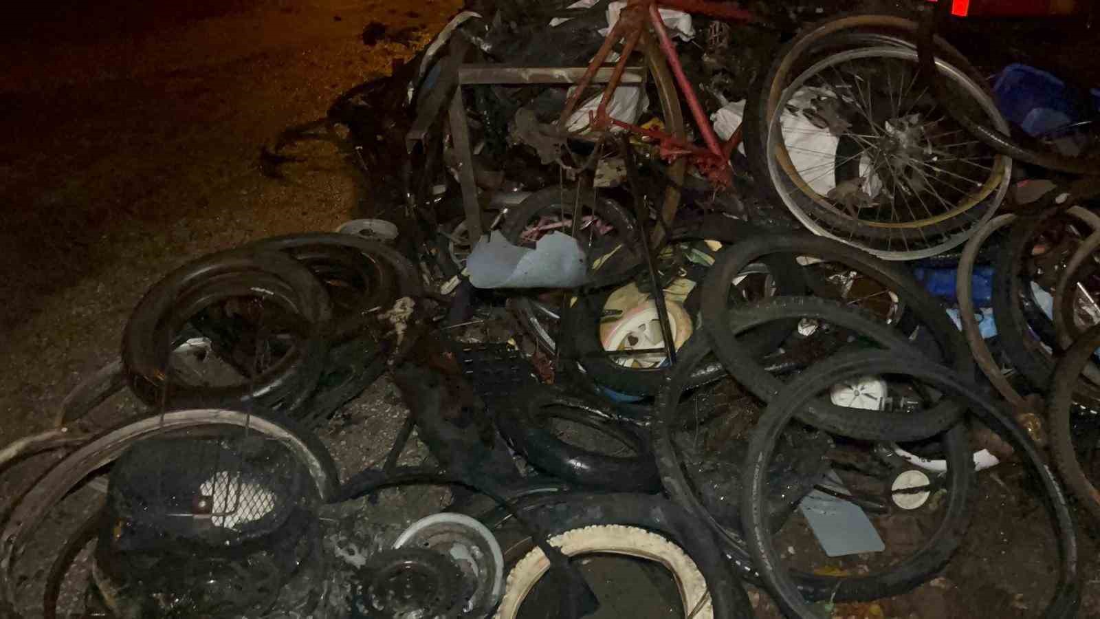 bisiklet yuklu kamyonda cikan yanginin sebebi arastiriliyor 3 G9pyTyL2