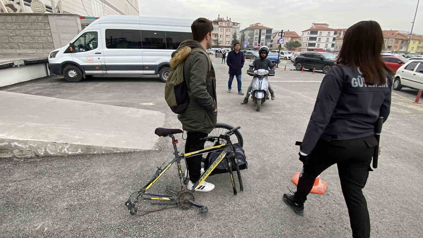 bisikletin kilidini acamayinca tekerini sokup caldilar 0