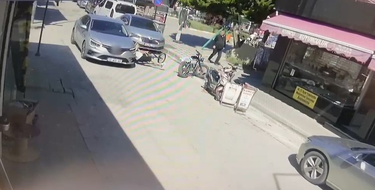 bisikletiyle aniden yola cikan cocuga otomobil carpti 0 8sHScjOn