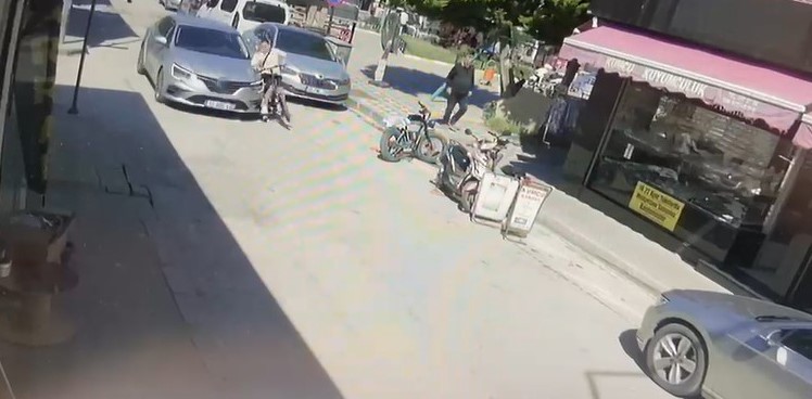 bisikletiyle aniden yola cikan cocuga otomobil carpti 4 p7TfuVRR