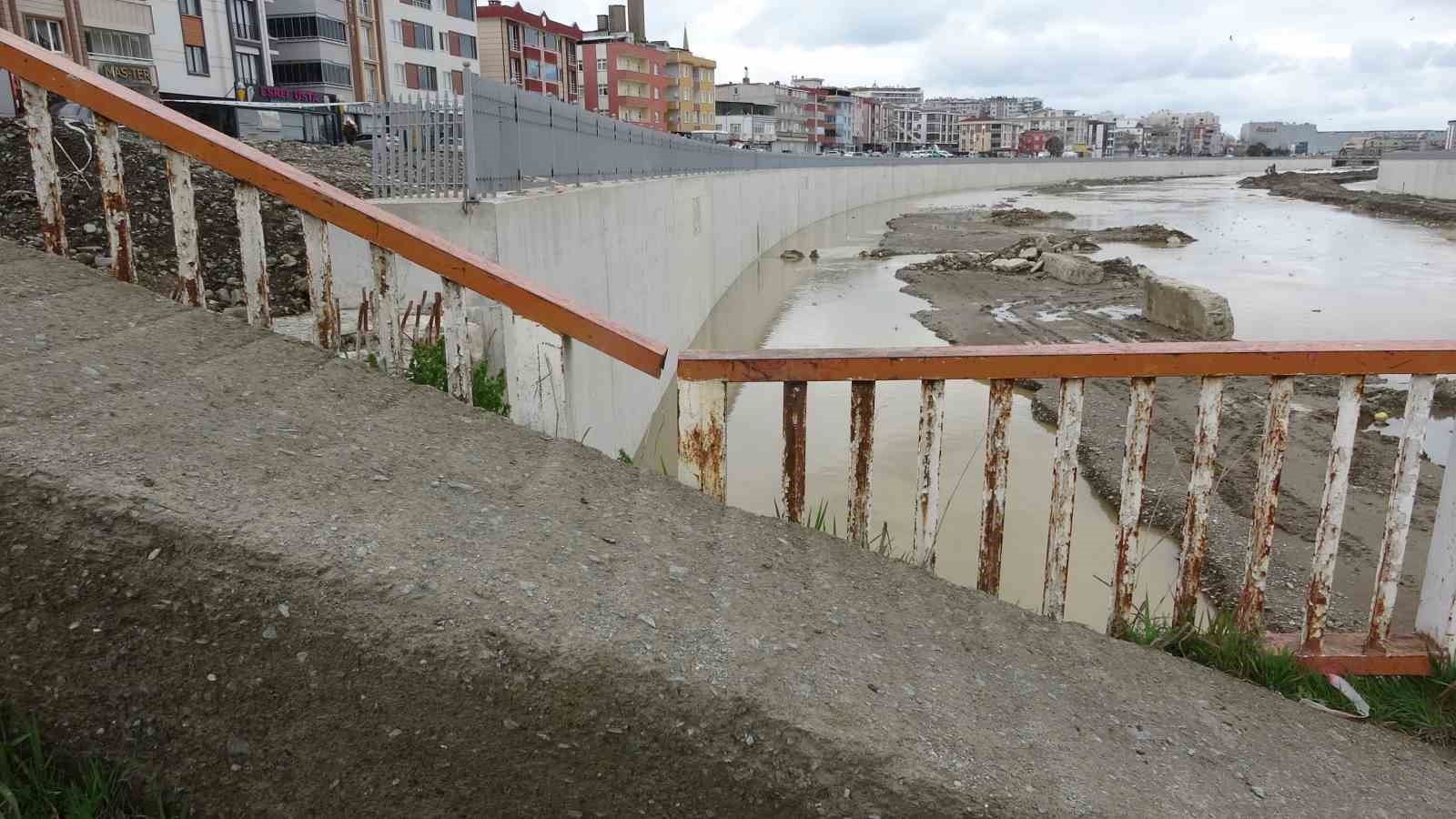 bisikletiyle irmaga dusen vatandas kurtarildi 4 hWvCuvzd