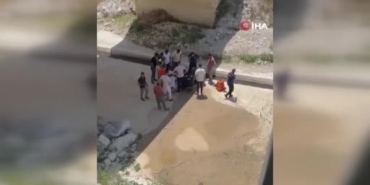 bisikletiyle-kopruden-ucan-cocuk-7-metreden-yere-cakildi-IlCeKFz2.jpg