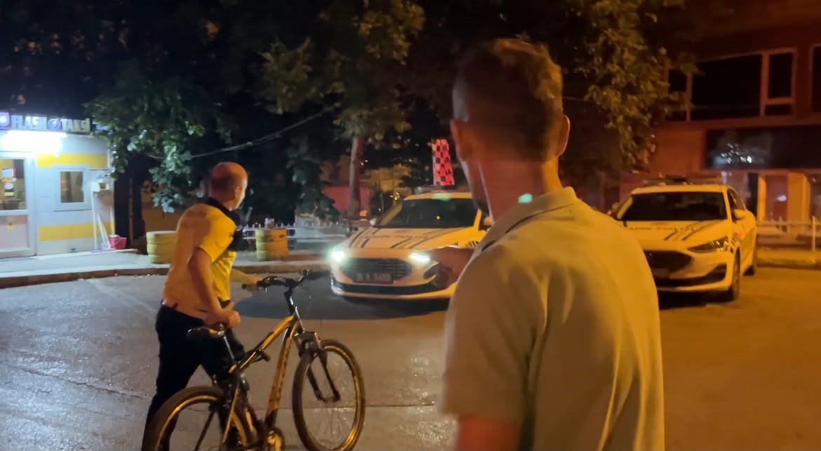 bisikletiyle polislerin yanina geldi 20 kat alkollu cikti kameraya sarki soyledi 0 qrKVaDWf
