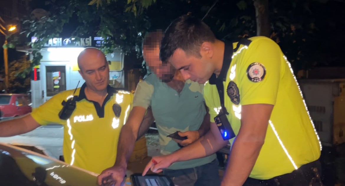 bisikletiyle polislerin yanina geldi 20 kat alkollu cikti kameraya sarki soyledi 1 FO5PXQXA