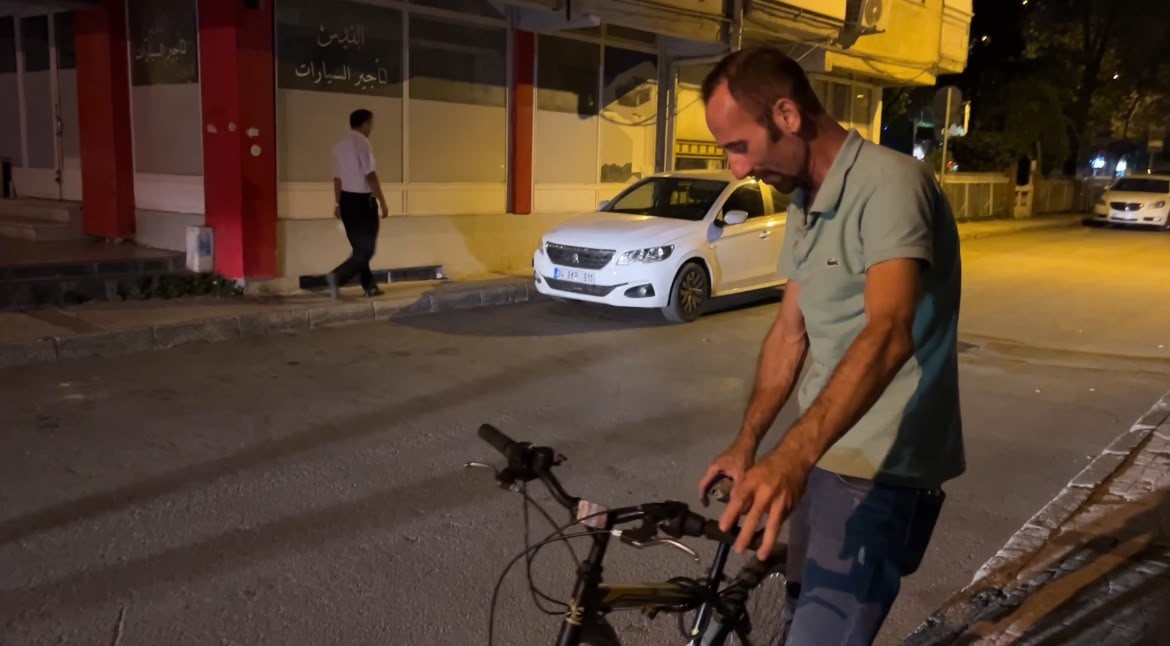 bisikletiyle polislerin yanina geldi 20 kat alkollu cikti kameraya sarki soyledi 5 B5jK5FDC