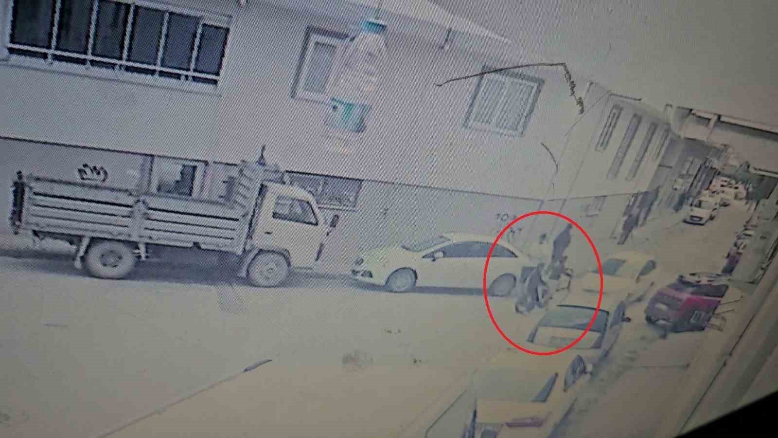 bisikletli cocuklar otomobille boyle carpisti kaza ani kamerada 2 GHTDI1KE