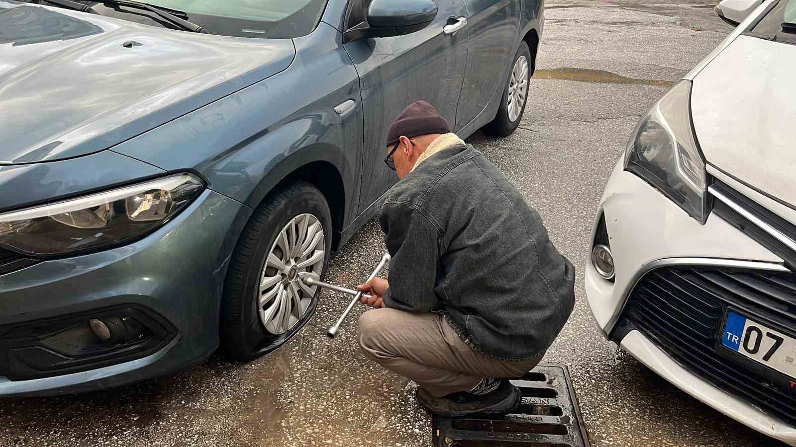 bisikletli magandalar suruculerin kabusu oldu araclarin lastiklerini kesip tuvalete zarar verdiler 0 rNBtnNOy