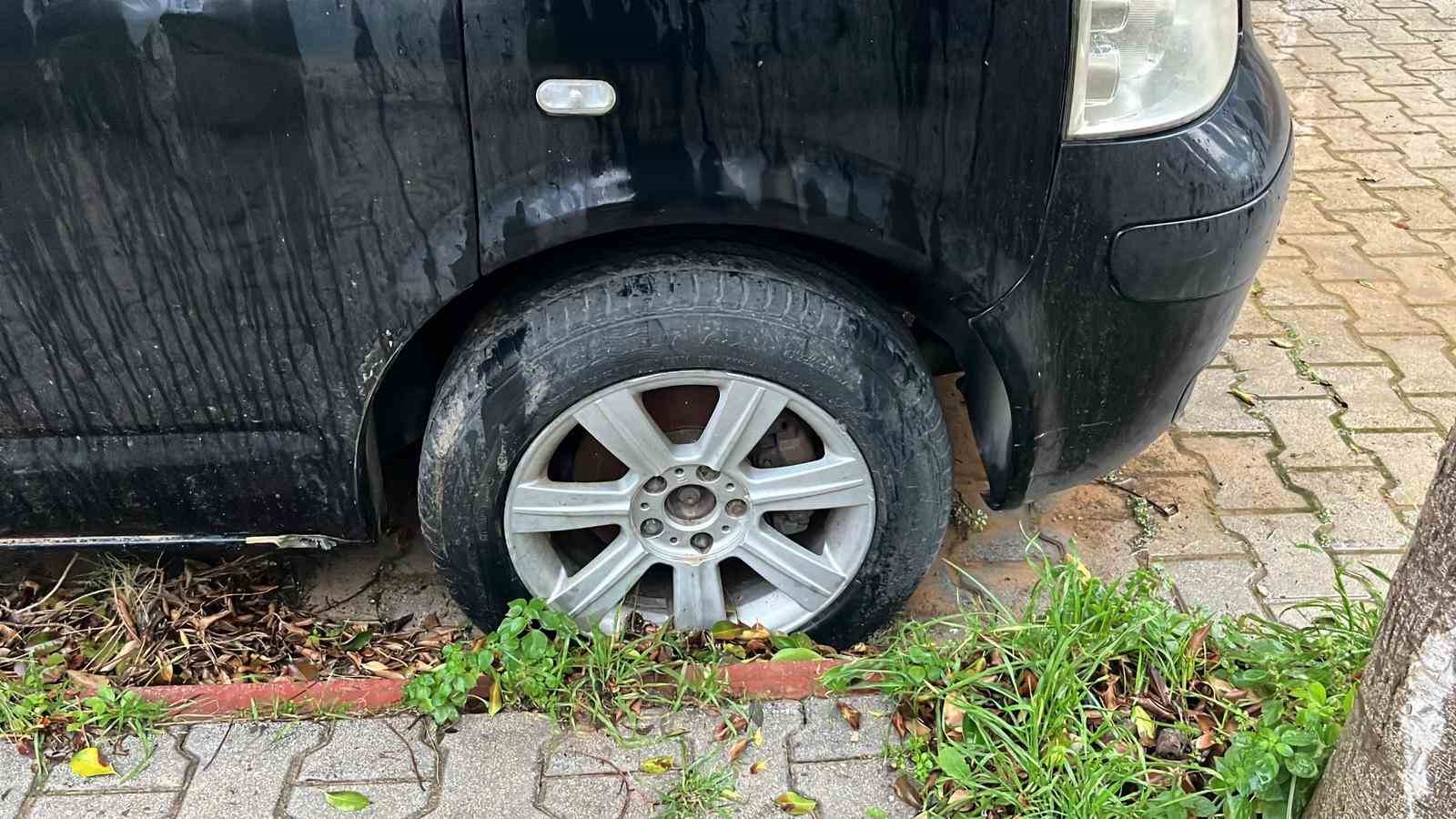 bisikletli magandalar suruculerin kabusu oldu araclarin lastiklerini kesip tuvalete zarar verdiler 5 HHiUViJJ
