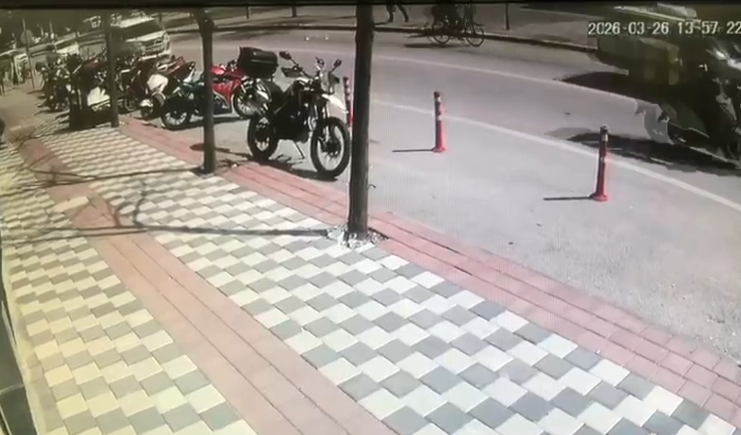 Bisikletli vatandaşın cebinden paralar yola saçıldı, duyarlı esnaf toplayıp sahibini beklemeye başladı 4 bisikletli vatandasin cebinden paralar yola sacildi duyarli esnaf toplayip sahibini beklemeye basladi 0 5TXRzDUH