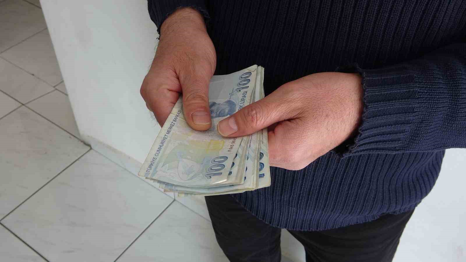 Bisikletli vatandaşın cebinden paralar yola saçıldı, duyarlı esnaf toplayıp sahibini beklemeye başladı 6 bisikletli vatandasin cebinden paralar yola sacildi duyarli esnaf toplayip sahibini beklemeye basladi 2 aASCrTw4