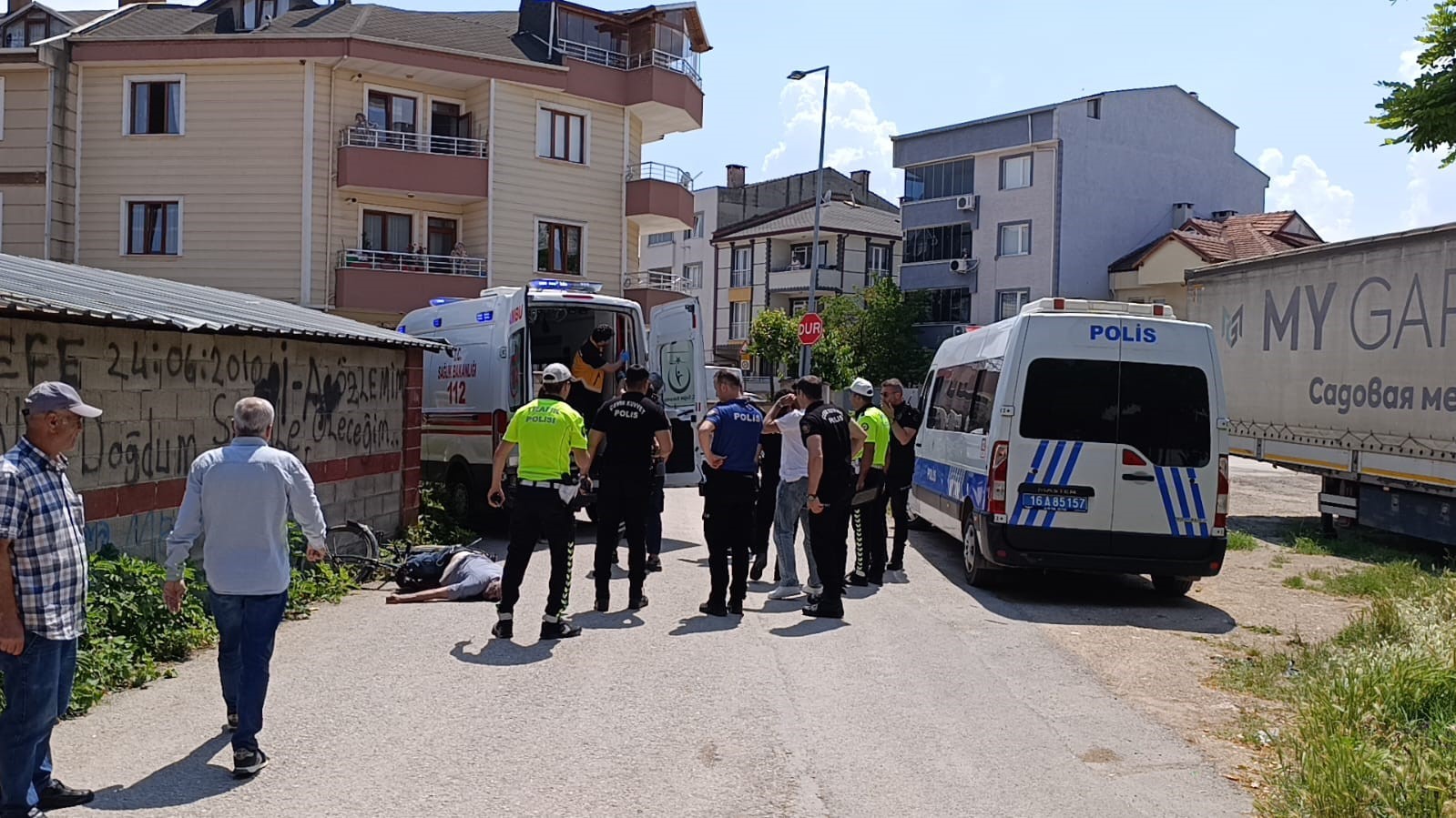 Bisikletten düşen yaşlı adam hayatını kaybetti 5 bisikletten dusen yasli adam hayatini kaybetti 1 Ja8s7aKK