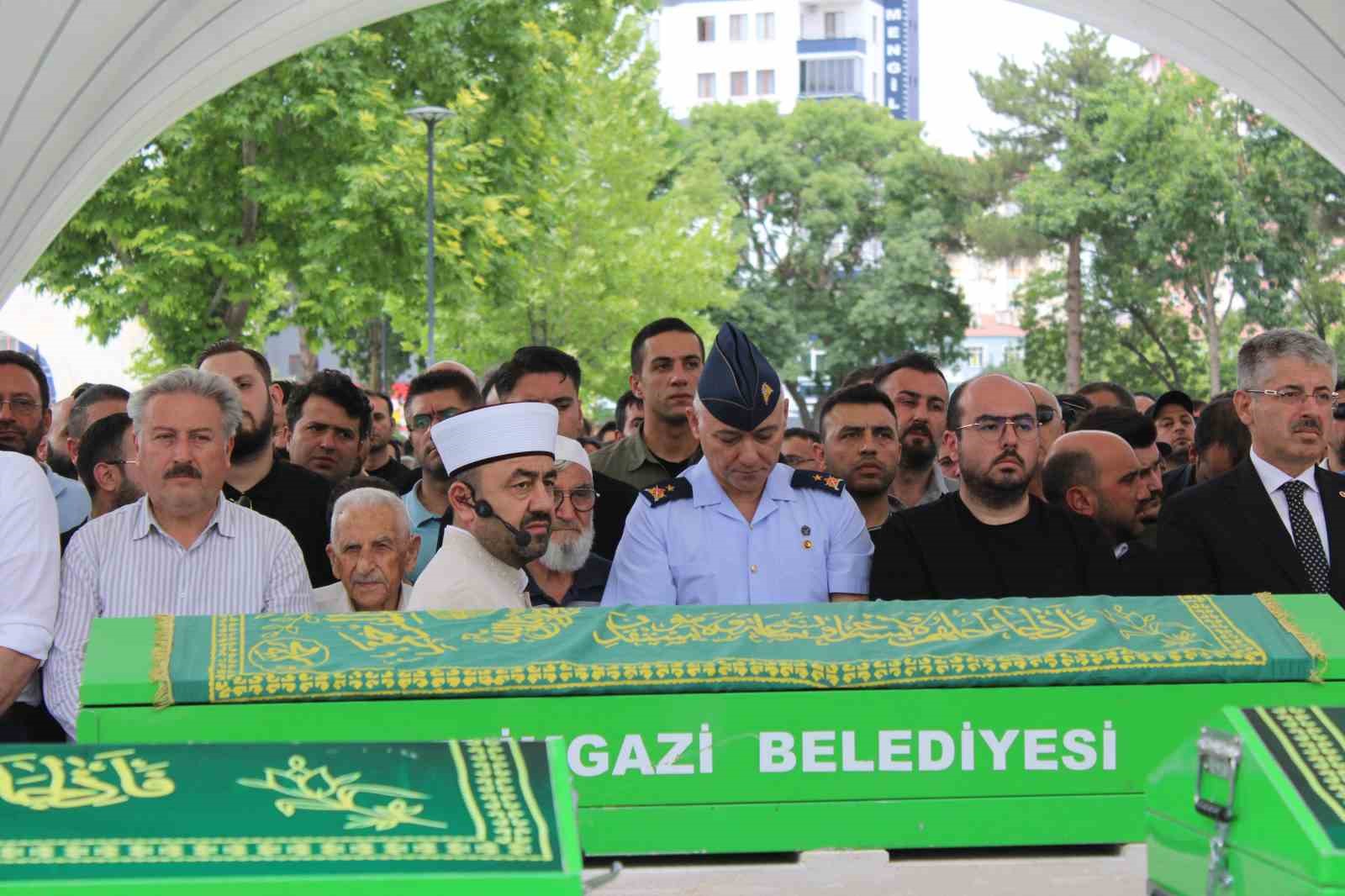 bisikletten duserek hayatini kaybeden ozel kalem muduru topraga verildi 1 6ULMQMSS