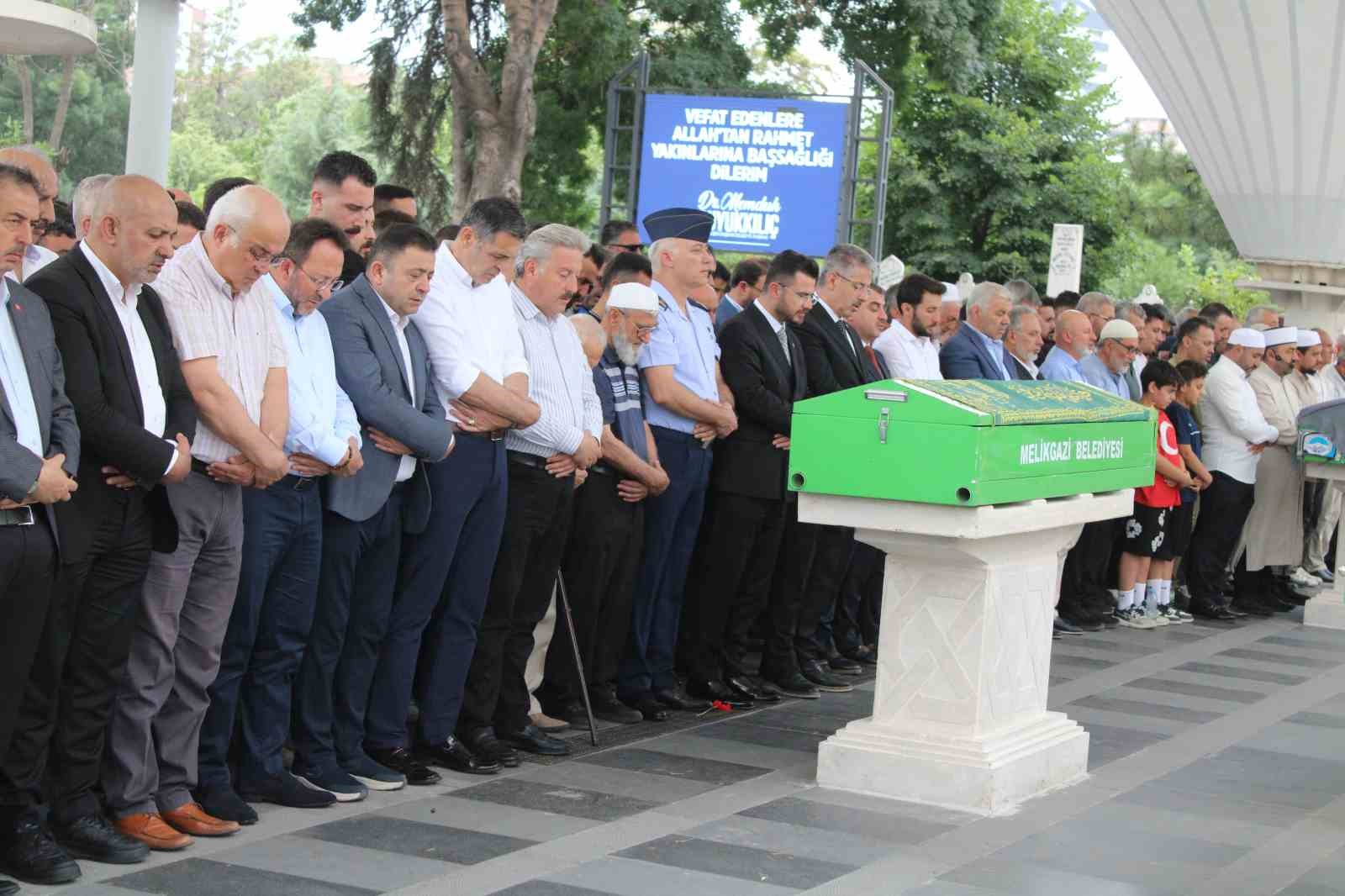 bisikletten duserek hayatini kaybeden ozel kalem muduru topraga verildi 3 YAzv4K5L