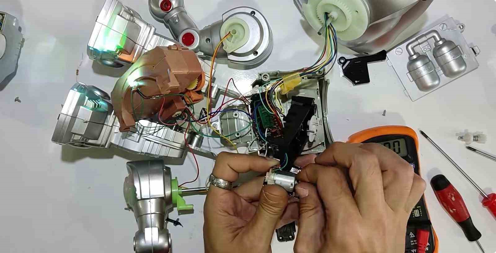 bit pazarindan aldiklari eskimis esyalari tamir ediyorlar 3 OqCFPtNq