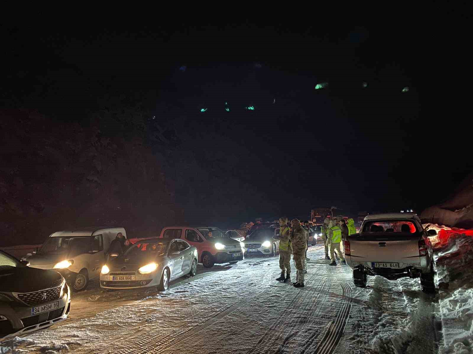 bitlis baykan yolu ulasima kapandi 3 saat sonra kontrollu acildi 0 tt2zZeeV