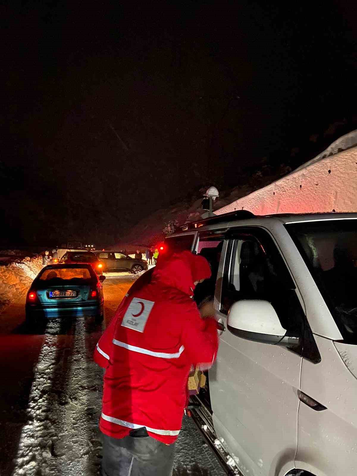 bitlis baykan yolu ulasima kapandi 3 saat sonra kontrollu acildi 2 v5L7H48R