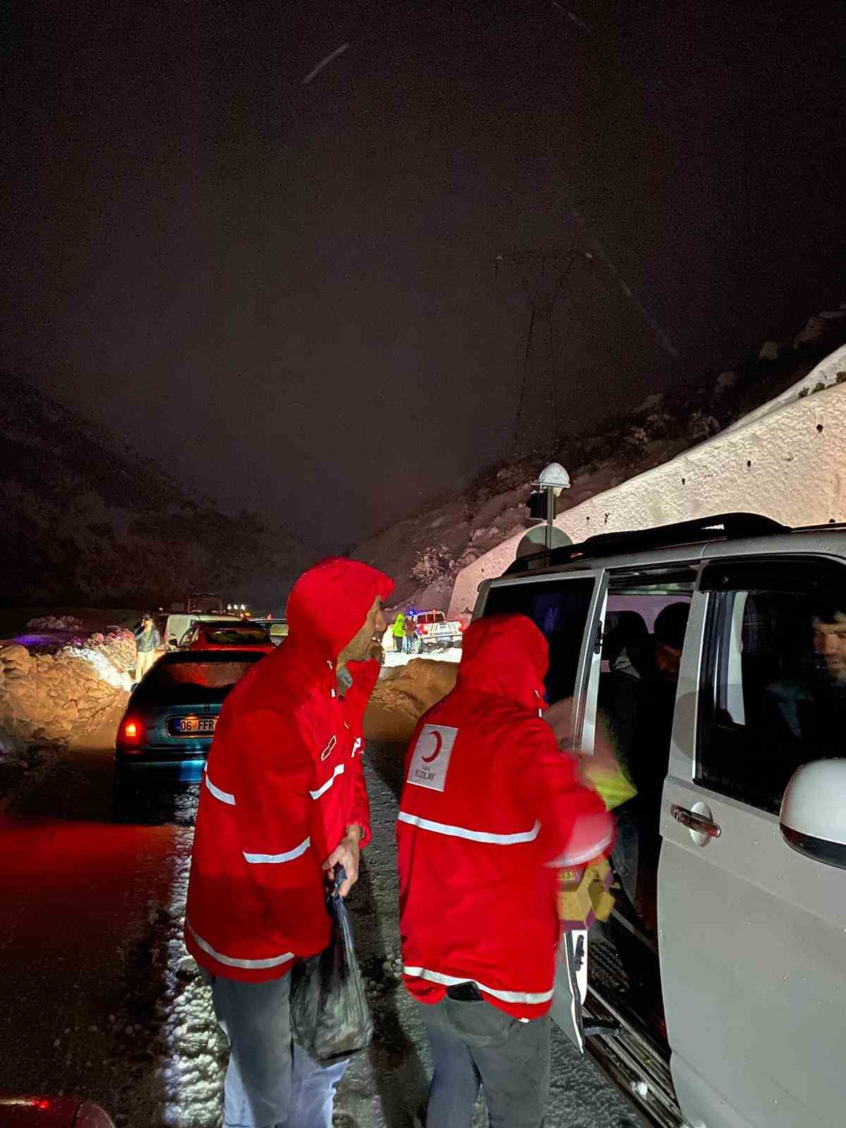 bitlis baykan yolu ulasima kapandi 3 saat sonra kontrollu acildi 6 TzFyD7DP
