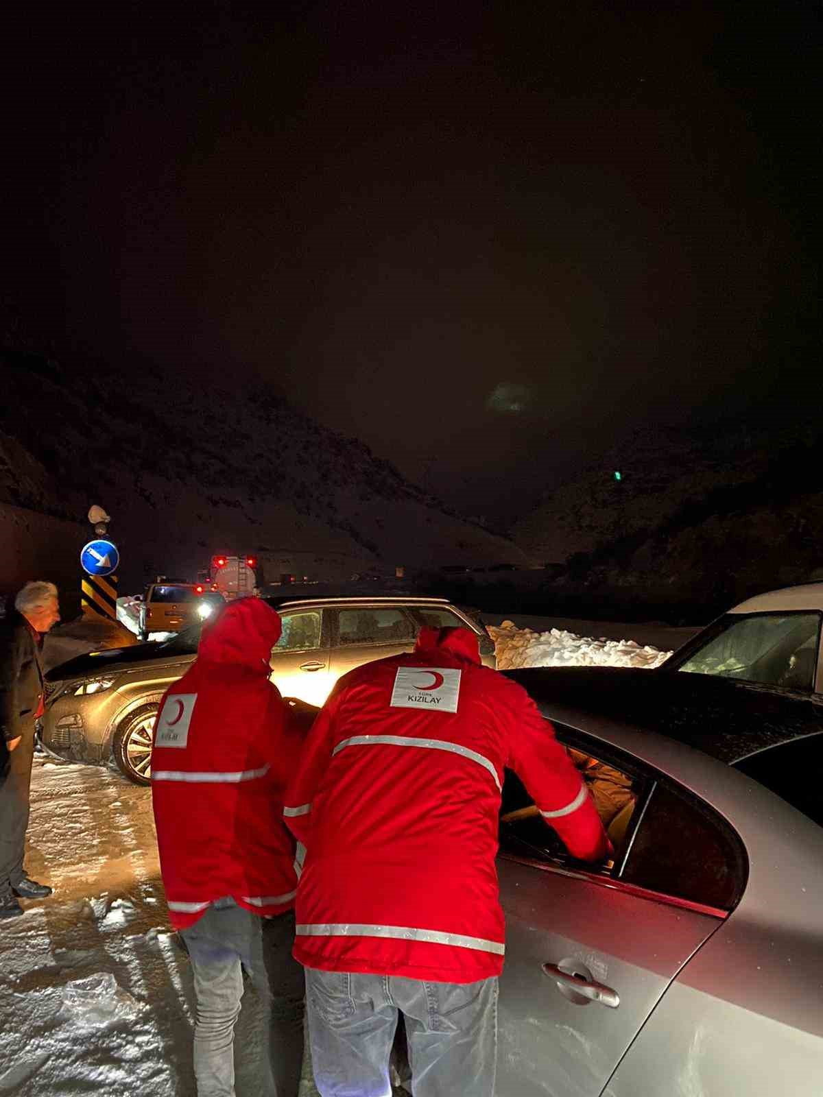 bitlis baykan yolu ulasima kapandi 3 saat sonra kontrollu acildi 7 mtlWgY1A