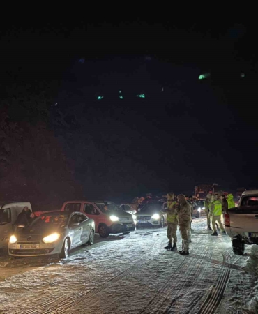 bitlis-baykan-yolu-ulasima-kapandi-3-saat-sonra-kontrollu-acildi-pP89h85f.jpg