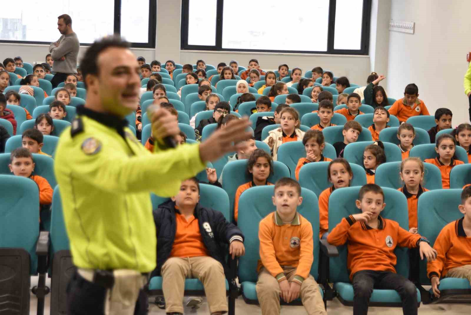 Bitlis Emniyet Müdürlüğünden çocuklara trafik eğitimi 4 bitlis emniyet mudurlugunden cocuklara trafik egitimi 0 bl4EaWT9