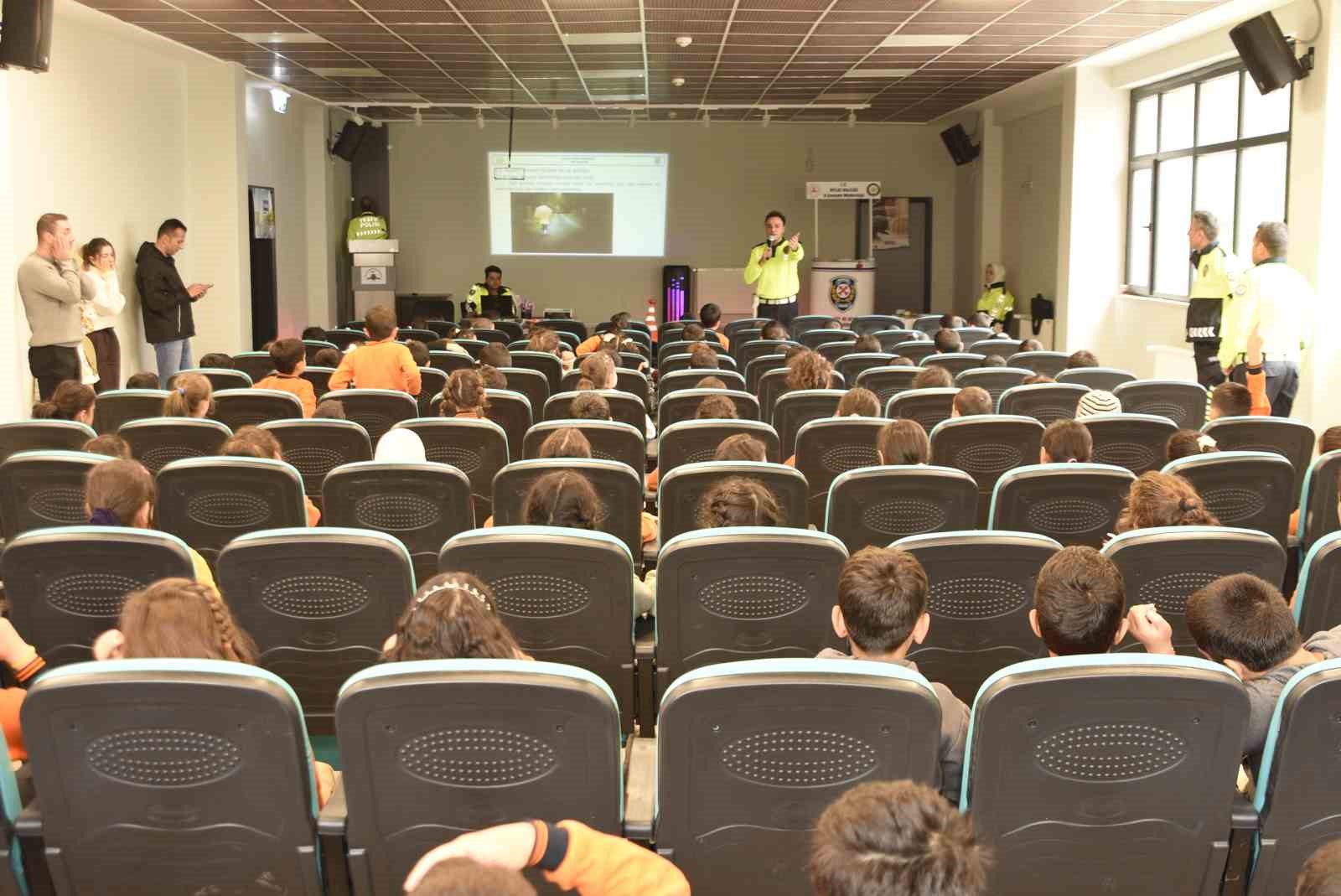 Bitlis Emniyet Müdürlüğünden çocuklara trafik eğitimi 5 bitlis emniyet mudurlugunden cocuklara trafik egitimi 1 AaEsQykS