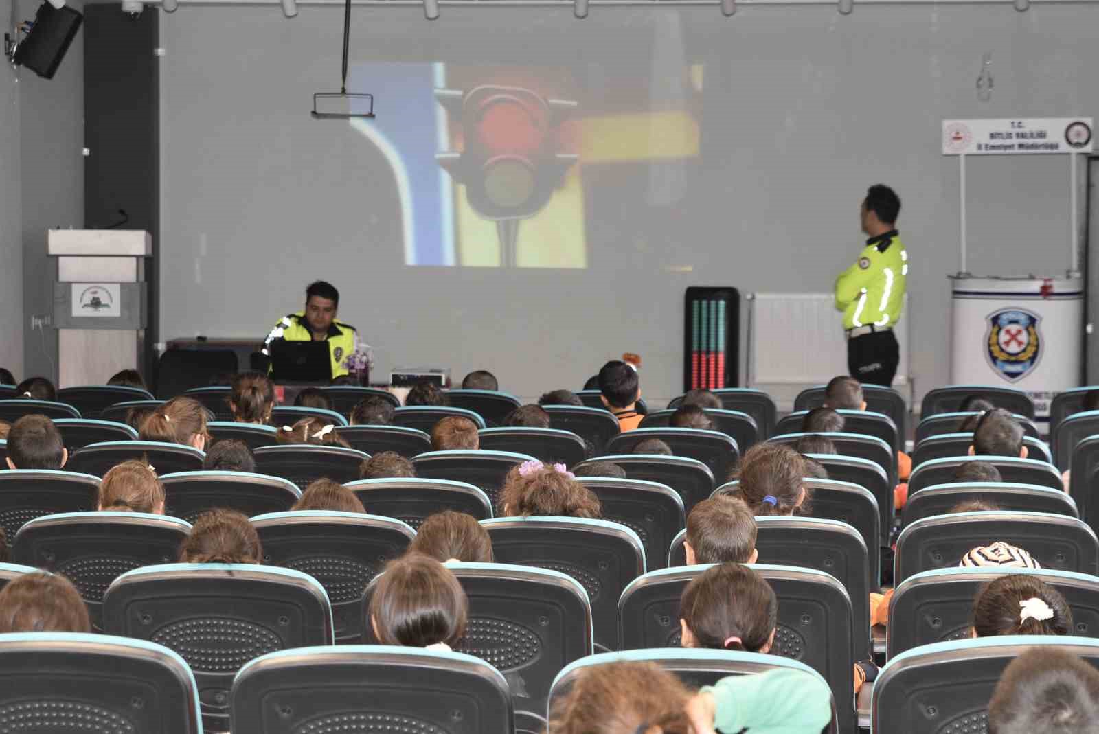 Bitlis Emniyet Müdürlüğünden çocuklara trafik eğitimi 6 bitlis emniyet mudurlugunden cocuklara trafik egitimi 2 r7jNM3XS