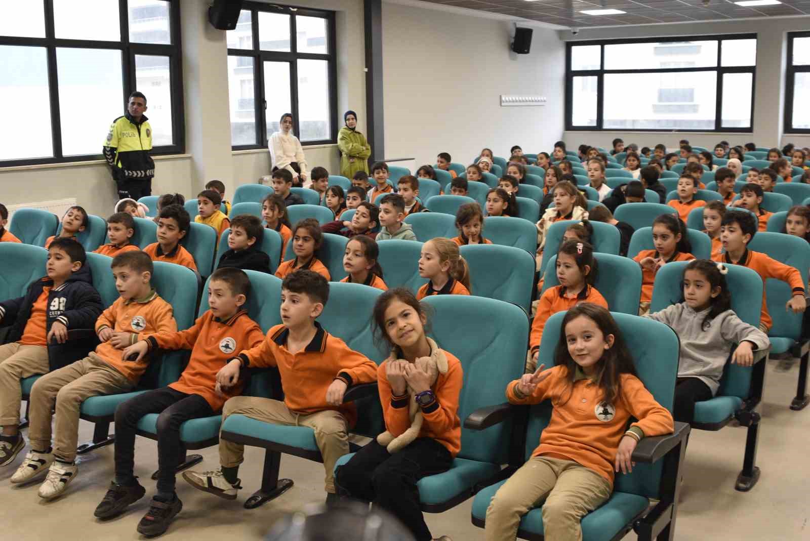 Bitlis Emniyet Müdürlüğünden çocuklara trafik eğitimi 10 bitlis emniyet mudurlugunden cocuklara trafik egitimi 6 KHET2TNT