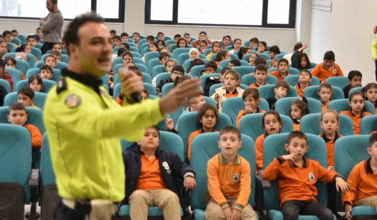 bitlis-emniyet-mudurlugunden-cocuklara-trafik-egitimi-zqTlEcs3.jpg