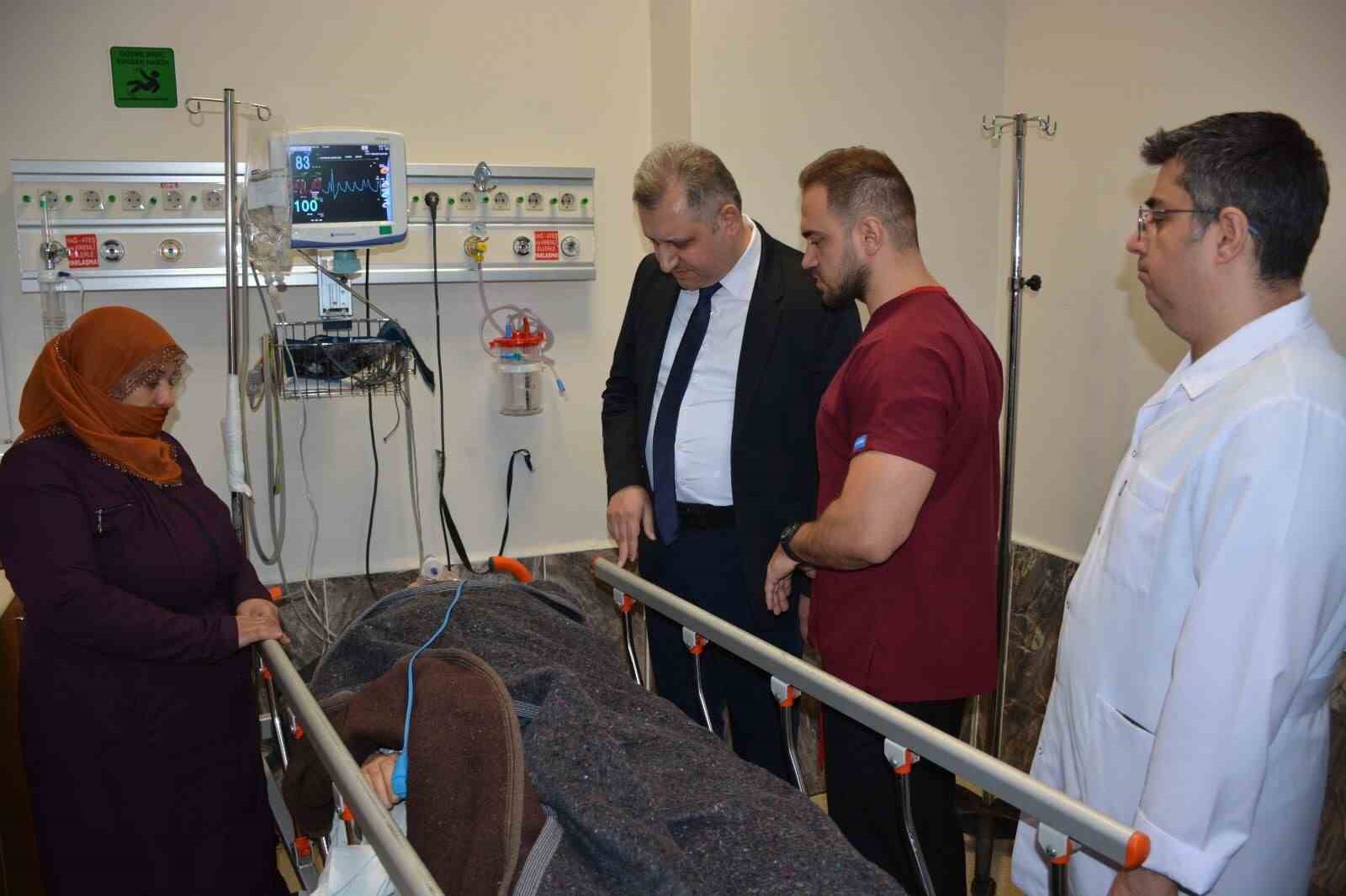 bitlis il saglik muduru ergeneden hastanede tedavi goren yaralilara ziyaret 2
