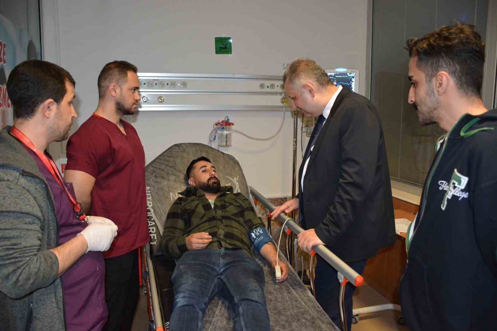 bitlis il saglik muduru ergeneden hastanede tedavi goren yaralilara ziyaret 3 1RedReG5