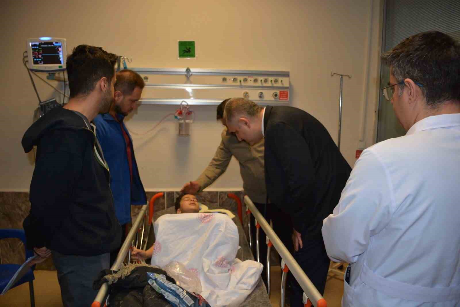 bitlis il saglik muduru ergeneden hastanede tedavi goren yaralilara ziyaret 4 Ag9TEafr