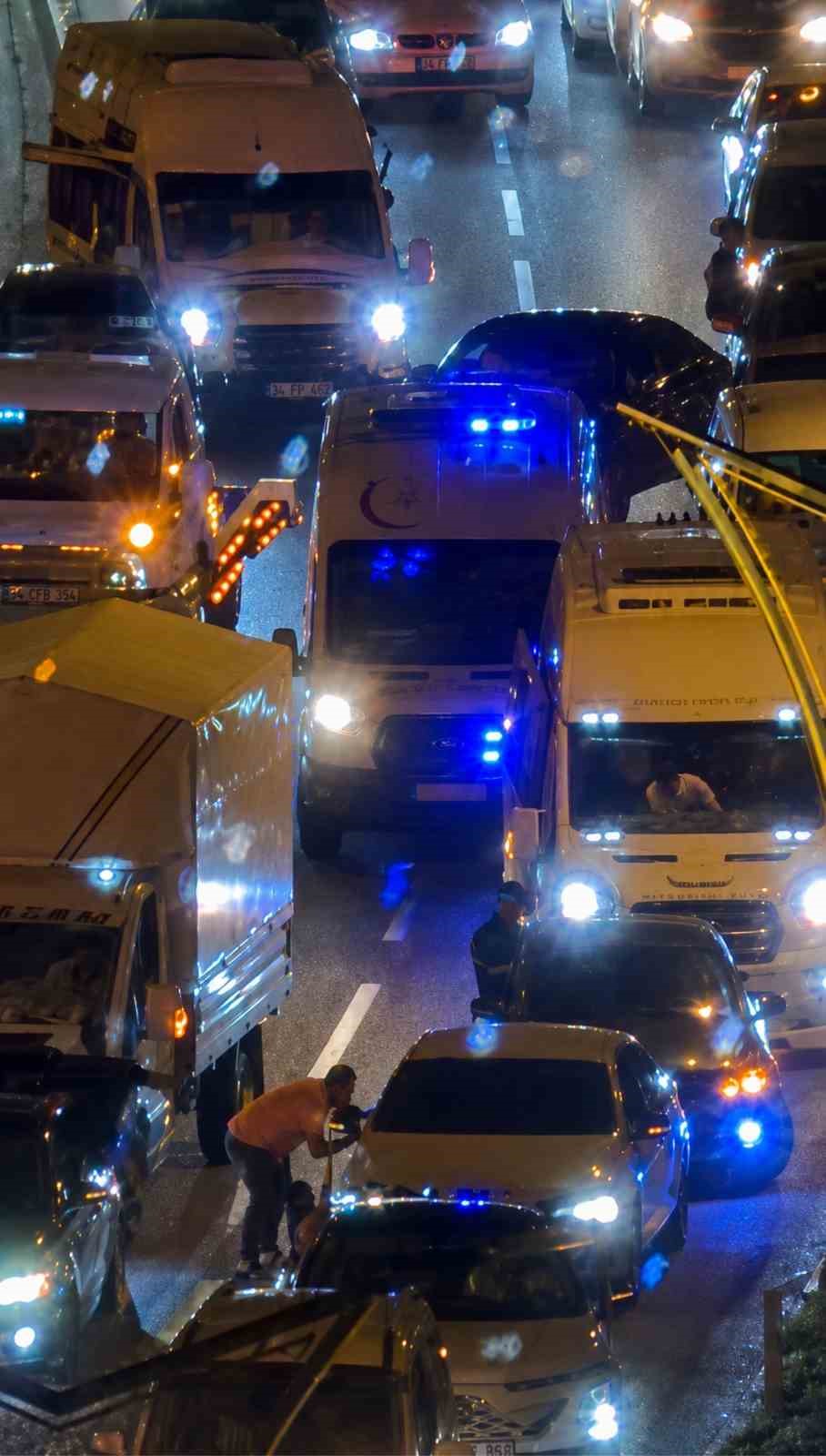 Bitlis Spor kutlamalarında ambulansa yol açan vatandaş takdir topladı 4 bitlis spor kutlamalarinda ambulansa yol acan vatandas takdir topladi 0 cclQVJqe