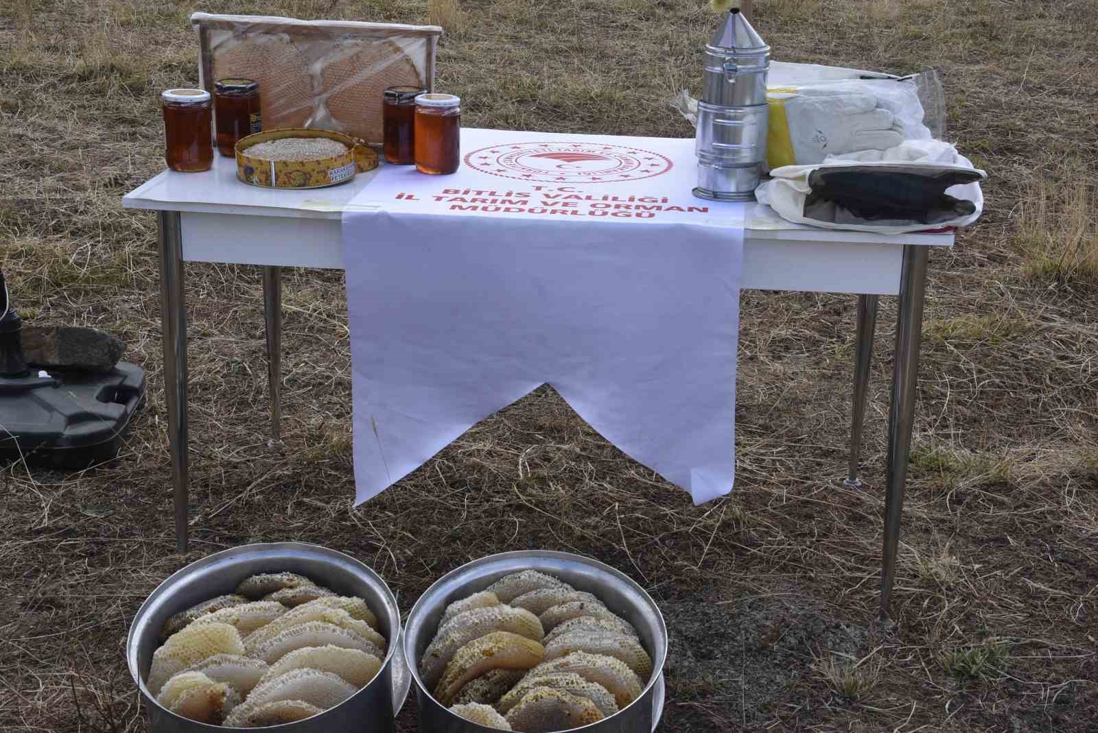 bitlis valisi karakaya dunyaca unlu karakovan balinin hasadini yapti 6 Uzeibd9X