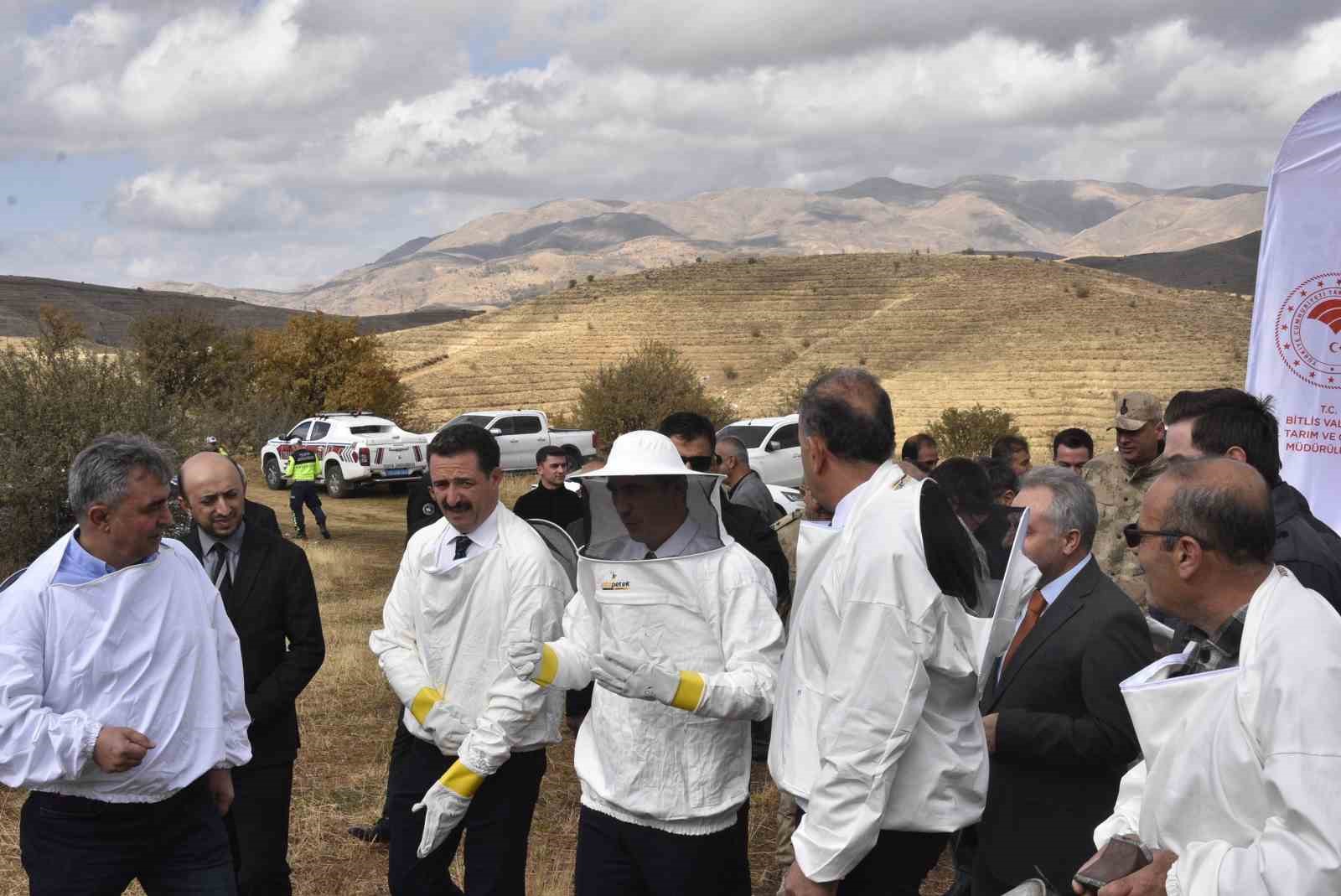 bitlis valisi karakaya dunyaca unlu karakovan balinin hasadini yapti 7