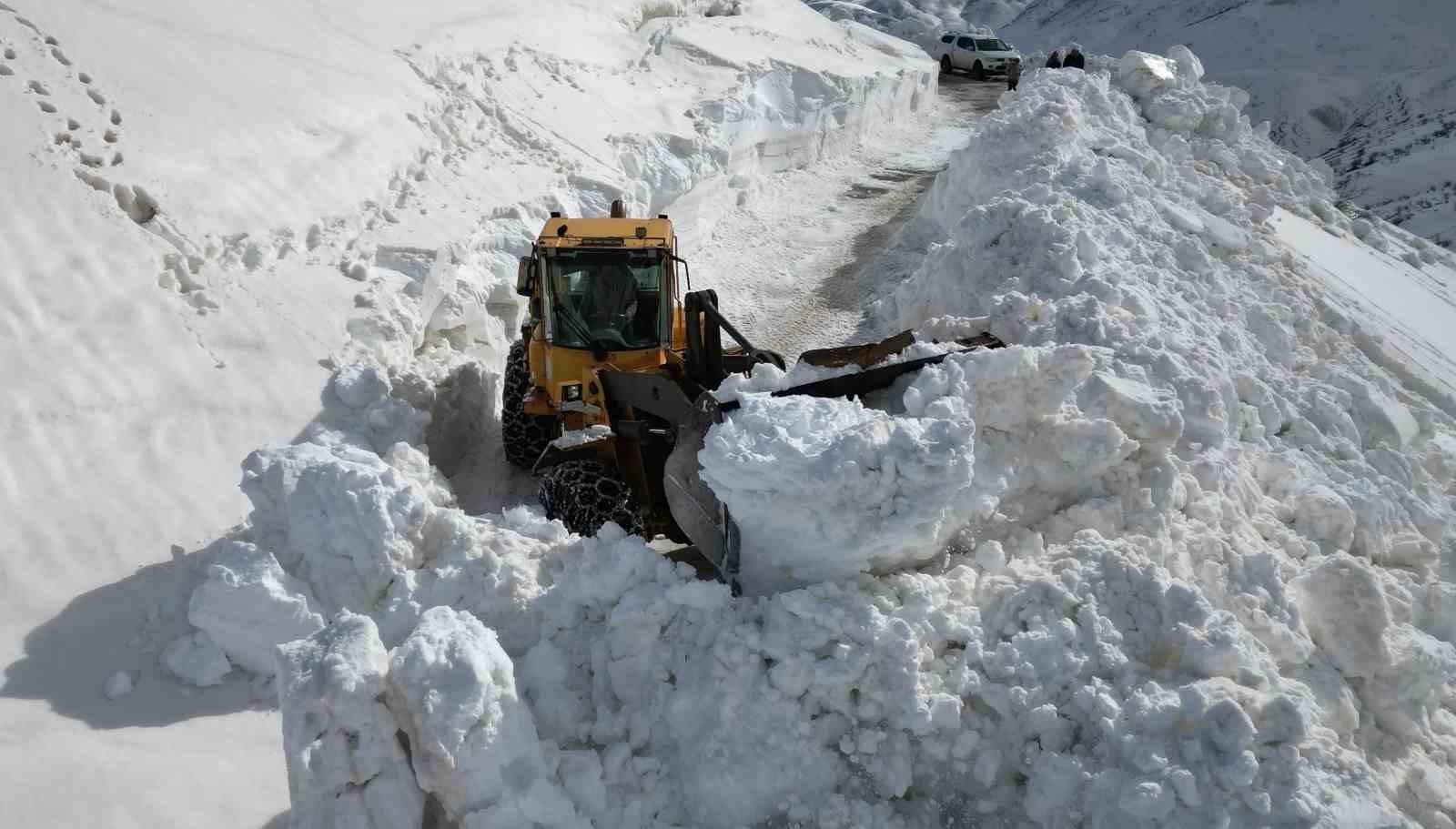bitliste 5 metreyi bulan karda yol acma calismasi 6 uedLg3Wd