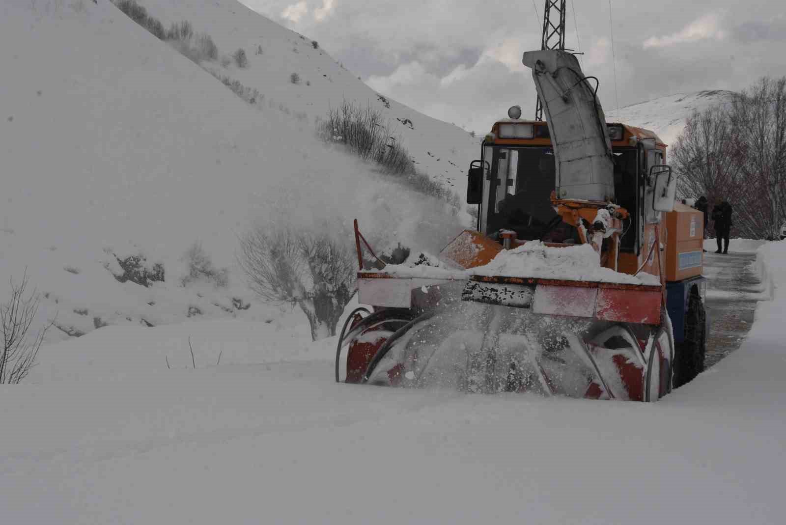 bitliste 65 metrelik kar yagisina ragmen 20 bin kilometre yol acildi 1 gDM6Y2RQ