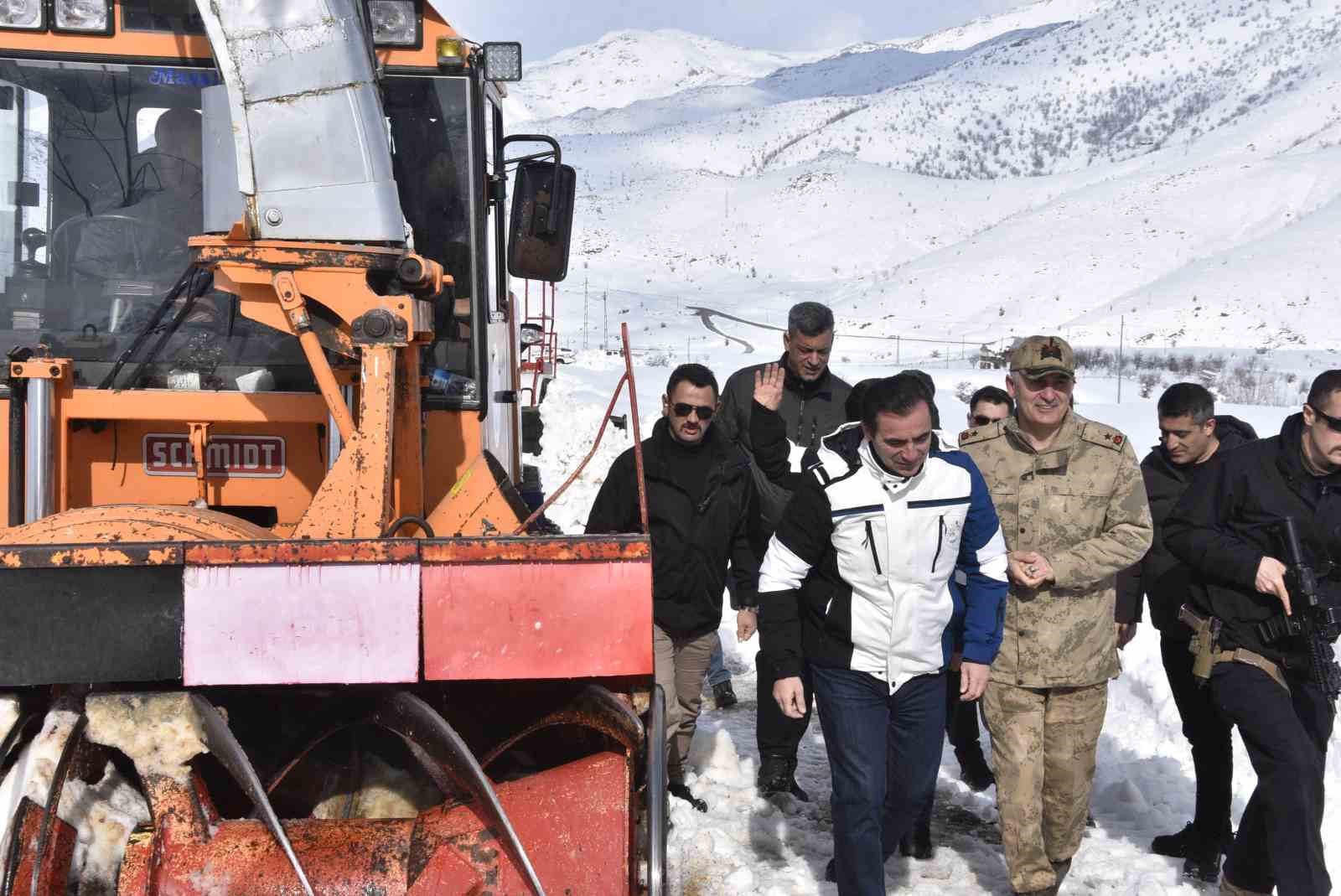 bitliste 65 metrelik kar yagisina ragmen 20 bin kilometre yol acildi 11 EHatFZqh