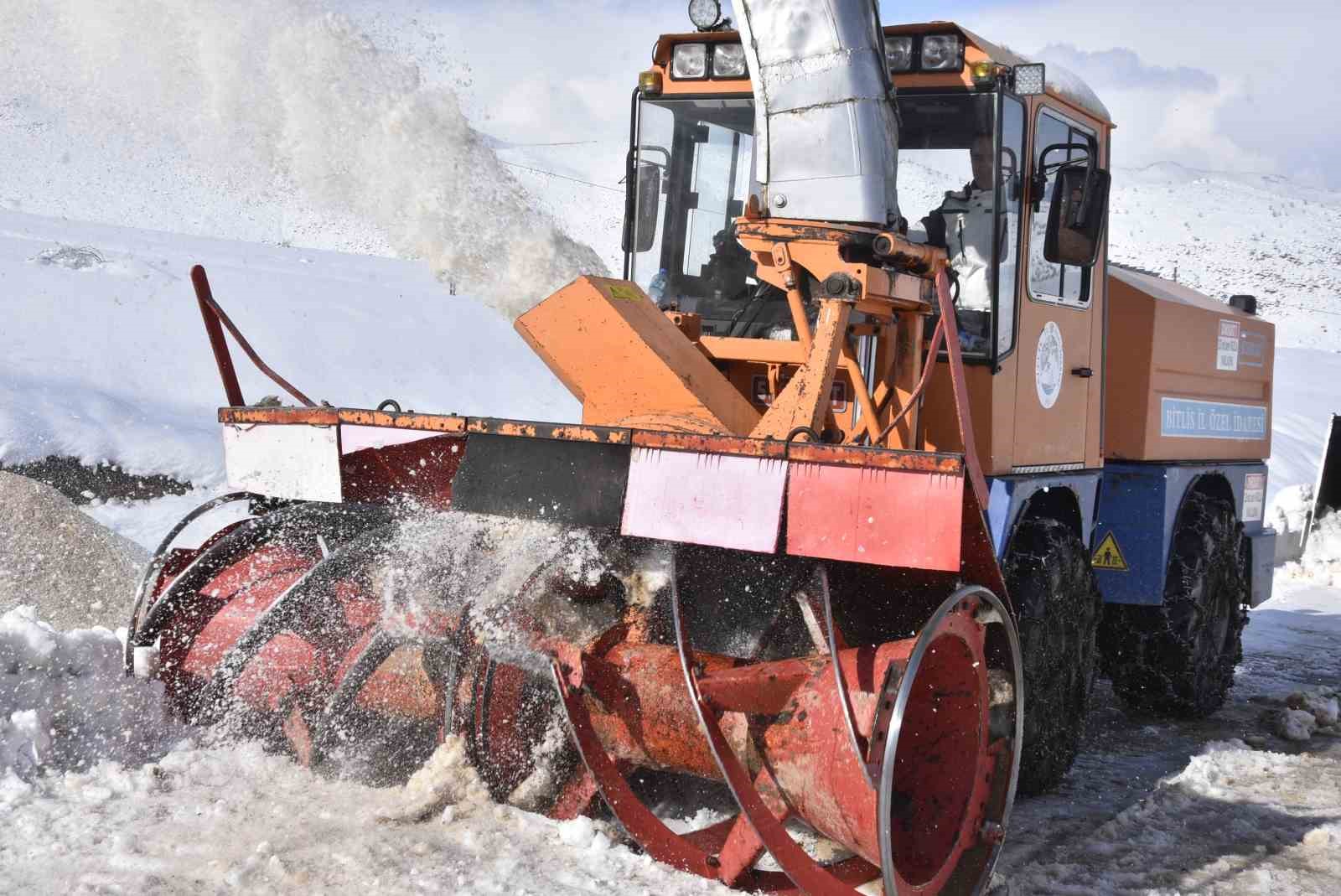 bitliste 65 metrelik kar yagisina ragmen 20 bin kilometre yol acildi 12 ymrcWQwH